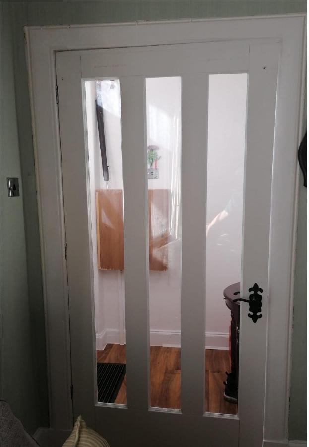 1 Bed In The Outskirts Of Edinburgh, Free Wifi & Street Parking, Self-Catering Apartman Broxburn Kültér fotó