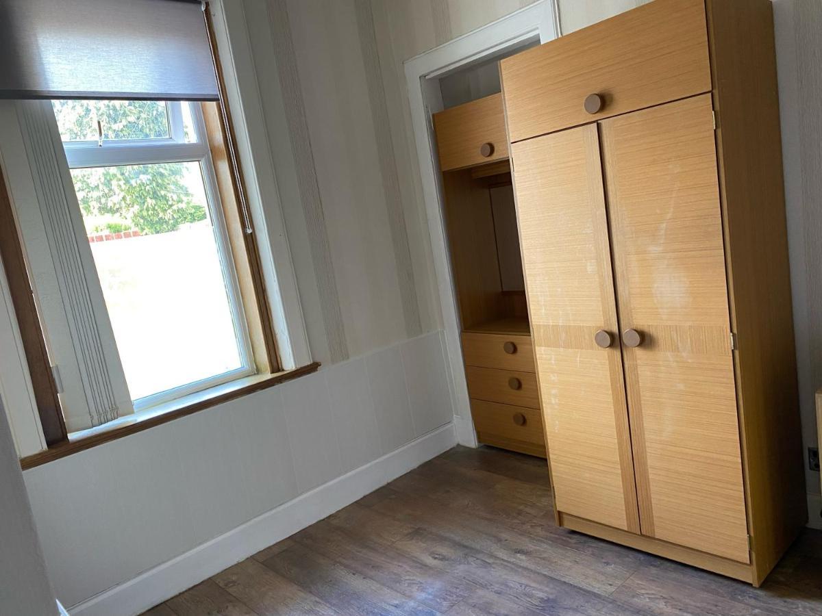 1 Bed In The Outskirts Of Edinburgh, Free Wifi & Street Parking, Self-Catering Apartman Broxburn Kültér fotó