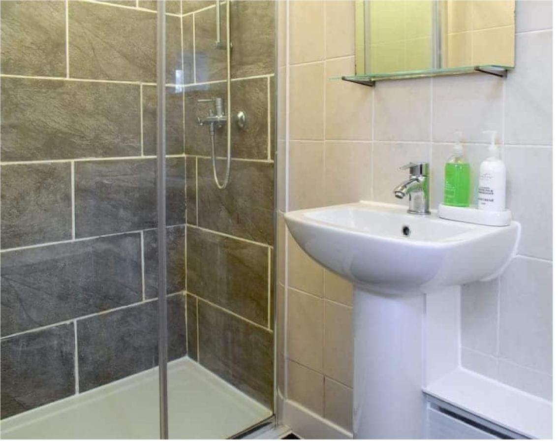 1 Bed In The Outskirts Of Edinburgh, Free Wifi & Street Parking, Self-Catering Apartman Broxburn Kültér fotó